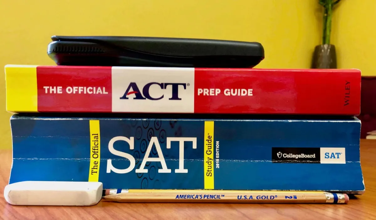 無論是SAT或者是ACT，都是美國大學申請入學的重要參考依據，然而，即使考試的目的皆為測驗學生是否具備未來進入大學的能力，兩者的評分、內容、考試時間都不一樣。