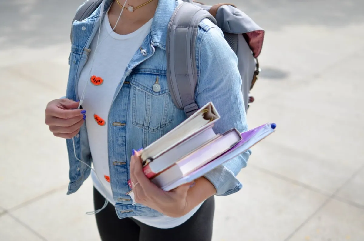 美國大學學制分為兩種，一種為學期制(Semester)、另一種為學季制(Quarter)，兩者的授課、計算學分方式不同，這會直接影響到同學們在課程上的安排。在這裡，為大家介紹這兩種制度的差異，讓同學們在入學前或選校前，對美國學制有基本的概念。