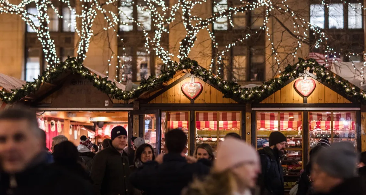 Christkindlmarket裡許多商品都是手工製作的，包括玻璃飾品、時鐘、珠寶、生活小物、飾品、玩具、服裝等等，也會販賣一些食物和甜點，應有盡有，是一個很精緻、很豐富的市集！