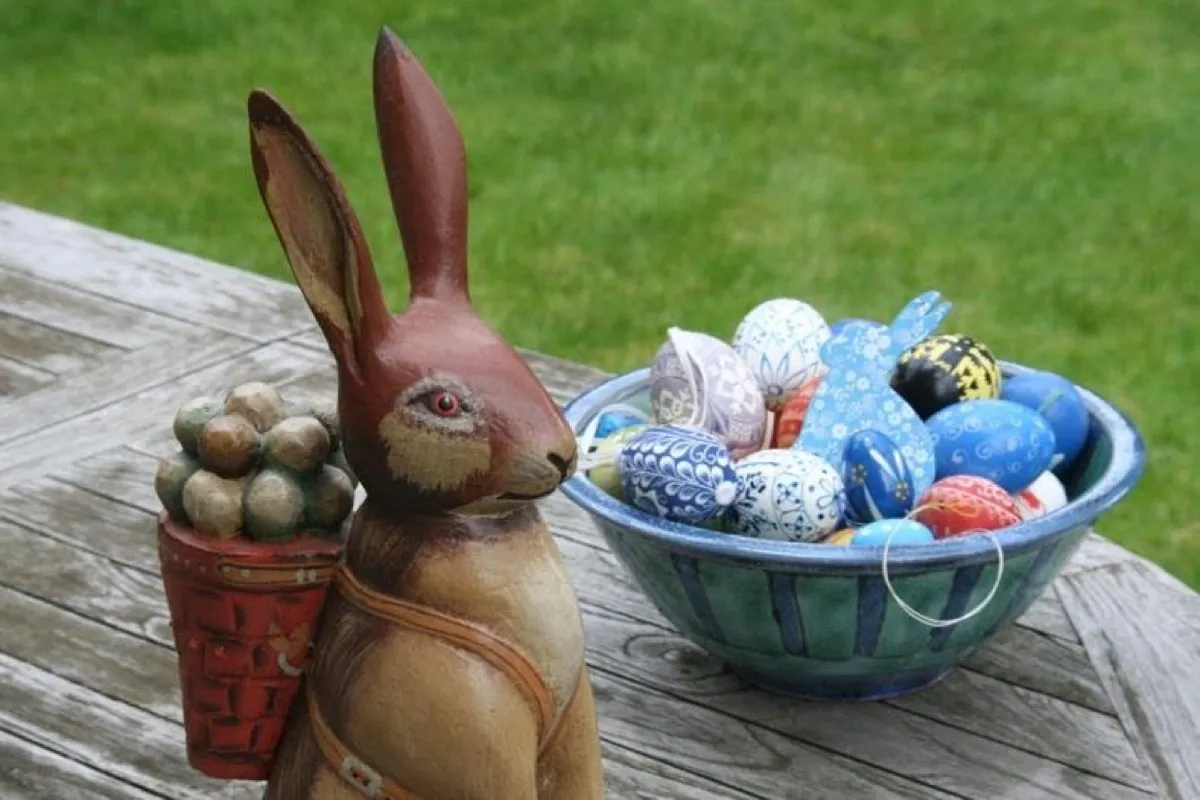 Easter rabbit and eggs