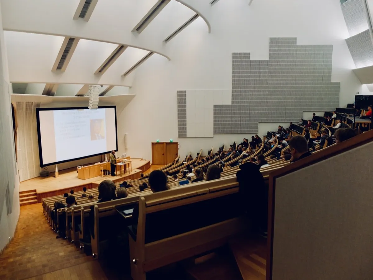 Offer與CAS兩者差異: Offer是學校有意願接受學生且學生符合入學資格的情況下 而CAS則是學生接受unconditional offer後，學校核發給學生的正式錄取通知書
